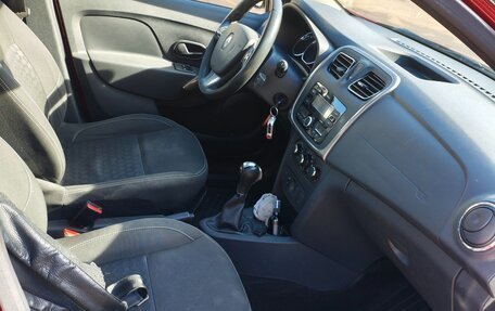 Renault Logan II, 2017 год, 900 000 рублей, 12 фотография