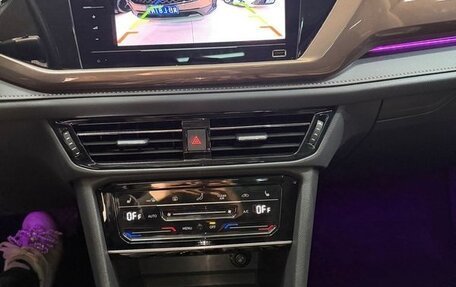 Volkswagen Tiguan II, 2021 год, 1 802 000 рублей, 5 фотография