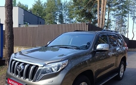 Toyota Land Cruiser Prado 150 рестайлинг 2, 2015 год, 4 500 000 рублей, 3 фотография