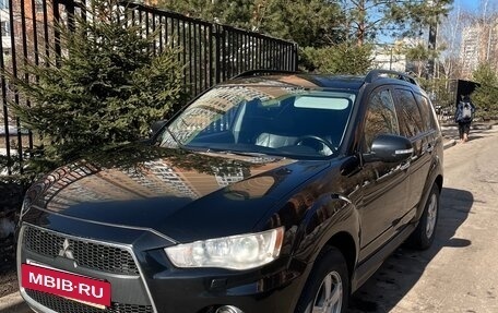 Mitsubishi Outlander III рестайлинг 3, 2011 год, 890 000 рублей, 2 фотография