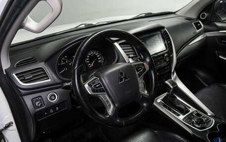 Mitsubishi Pajero Sport III рестайлинг, 2016 год, 3 070 000 рублей, 10 фотография