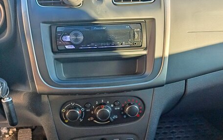 Renault Logan II, 2016 год, 825 000 рублей, 2 фотография