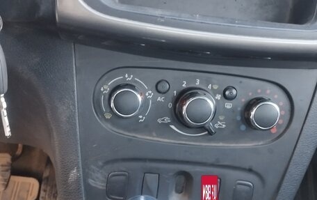 Renault Logan II, 2015 год, 165 000 рублей, 5 фотография