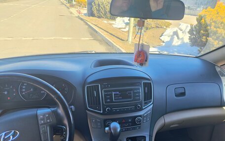 Hyundai H-1 II рестайлинг, 2018 год, 2 800 000 рублей, 2 фотография