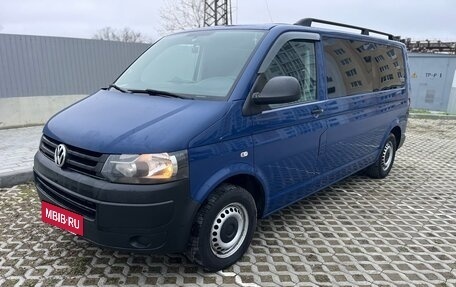 Volkswagen Caravelle T5, 2013 год, 2 550 000 рублей, 2 фотография