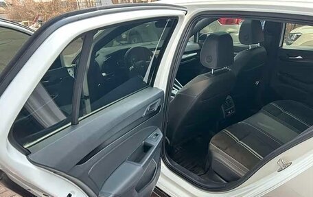 Volkswagen Golf VIII, 2022 год, 2 340 000 рублей, 17 фотография