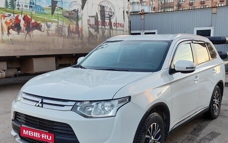 Mitsubishi Outlander III рестайлинг 3, 2014 год, 1 330 000 рублей, 1 фотография
