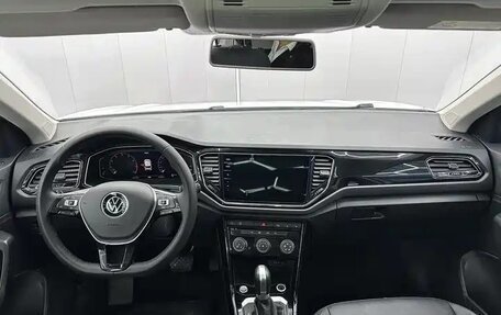 Volkswagen T-Roc I, 2023 год, 2 199 000 рублей, 7 фотография