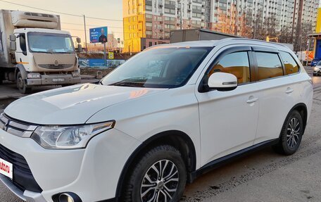 Mitsubishi Outlander III рестайлинг 3, 2014 год, 1 330 000 рублей, 3 фотография