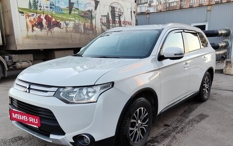 Mitsubishi Outlander III рестайлинг 3, 2014 год, 1 330 000 рублей, 2 фотография