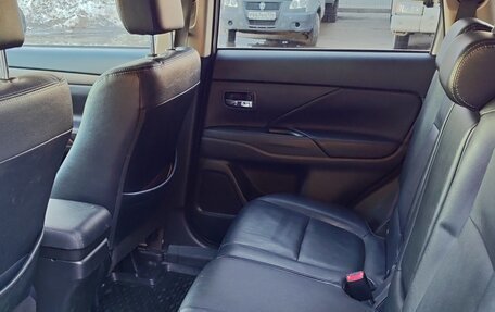 Mitsubishi Outlander III рестайлинг 3, 2014 год, 1 330 000 рублей, 27 фотография