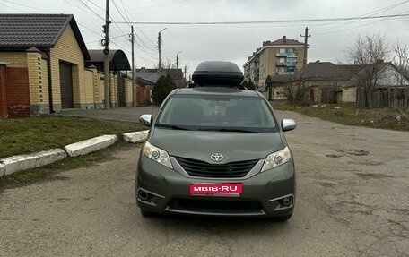 Toyota Sienna III, 2010 год, 2 100 000 рублей, 1 фотография