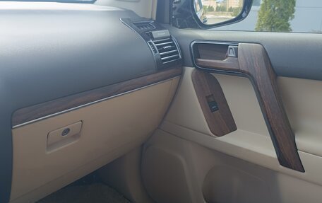 Toyota Land Cruiser Prado 150 рестайлинг 2, 2018 год, 4 800 000 рублей, 13 фотография