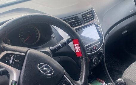 Hyundai Solaris II рестайлинг, 2011 год, 660 000 рублей, 3 фотография