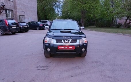 Nissan NP300, 2010 год, 720 000 рублей, 1 фотография