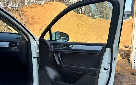 Volkswagen Touareg III, 2011 год, 2 290 000 рублей, 26 фотография