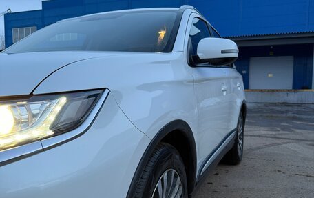 Mitsubishi Outlander III рестайлинг 3, 2019 год, 1 990 000 рублей, 4 фотография