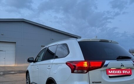 Mitsubishi Outlander III рестайлинг 3, 2019 год, 1 990 000 рублей, 6 фотография