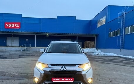 Mitsubishi Outlander III рестайлинг 3, 2019 год, 1 990 000 рублей, 2 фотография
