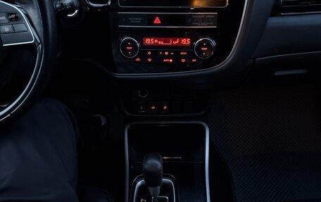 Mitsubishi Outlander III рестайлинг 3, 2019 год, 1 990 000 рублей, 14 фотография