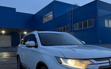 Mitsubishi Outlander III рестайлинг 3, 2019 год, 1 990 000 рублей, 9 фотография