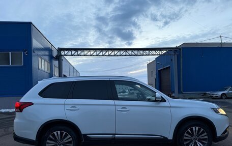 Mitsubishi Outlander III рестайлинг 3, 2019 год, 1 990 000 рублей, 8 фотография