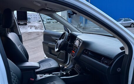 Mitsubishi Outlander III рестайлинг 3, 2019 год, 1 990 000 рублей, 20 фотография