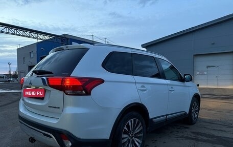 Mitsubishi Outlander III рестайлинг 3, 2019 год, 1 990 000 рублей, 11 фотография