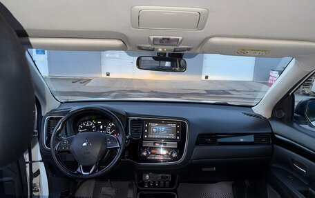 Mitsubishi Outlander III рестайлинг 3, 2019 год, 1 990 000 рублей, 18 фотография