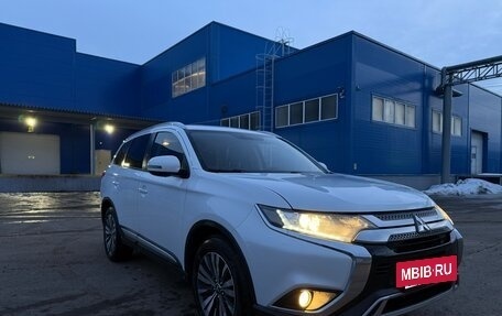Mitsubishi Outlander III рестайлинг 3, 2019 год, 1 990 000 рублей, 10 фотография