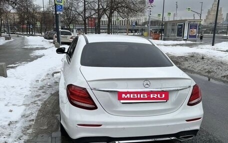 Mercedes-Benz E-Класс, 2020 год, 3 500 000 рублей, 4 фотография