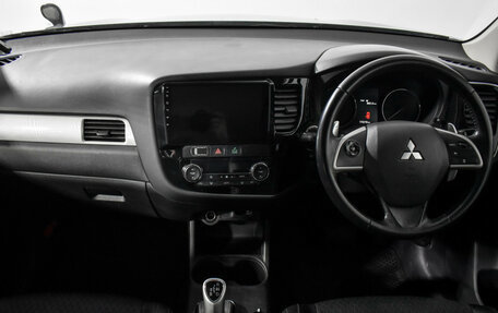 Mitsubishi Outlander III рестайлинг 3, 2013 год, 1 500 000 рублей, 10 фотография