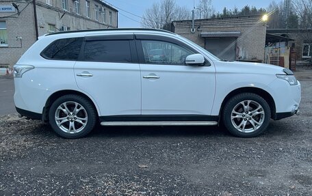 Mitsubishi Outlander III рестайлинг 3, 2013 год, 1 570 000 рублей, 10 фотография