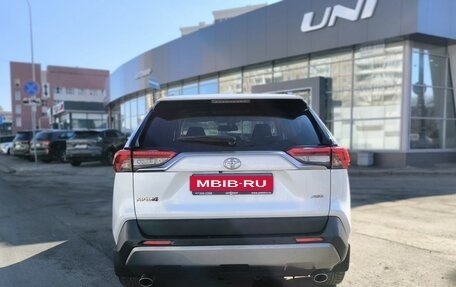 Toyota RAV4, 2021 год, 3 160 000 рублей, 5 фотография