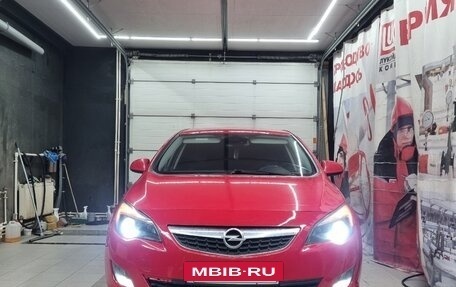 Opel Astra J, 2011 год, 700 000 рублей, 2 фотография