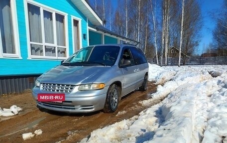 Chrysler Voyager III, 2000 год, 210 000 рублей, 2 фотография