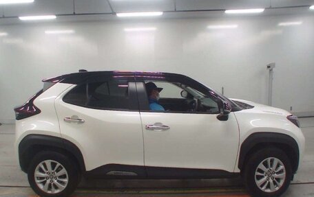 Toyota Yaris Cross, 2022 год, 1 530 000 рублей, 6 фотография