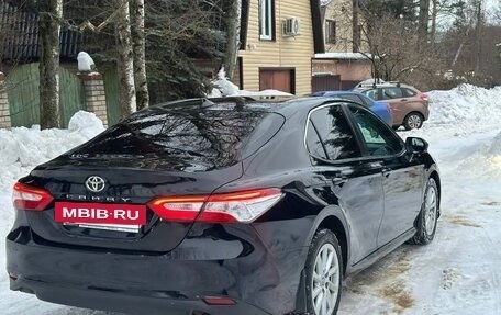 Toyota Camry, 2021 год, 1 980 000 рублей, 2 фотография