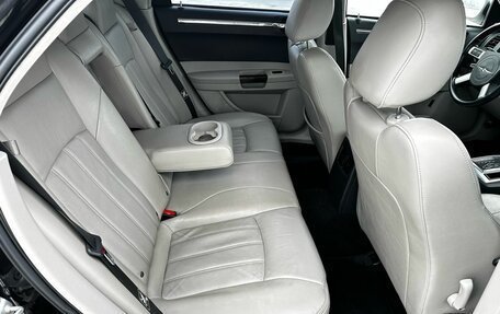 Chrysler 300C II, 2007 год, 1 098 000 рублей, 21 фотография