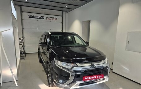 Mitsubishi Outlander III рестайлинг 3, 2019 год, 2 099 000 рублей, 3 фотография