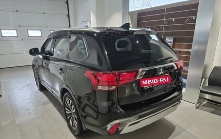 Mitsubishi Outlander III рестайлинг 3, 2019 год, 2 099 000 рублей, 4 фотография