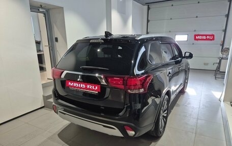 Mitsubishi Outlander III рестайлинг 3, 2019 год, 2 099 000 рублей, 6 фотография