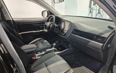 Mitsubishi Outlander III рестайлинг 3, 2019 год, 2 099 000 рублей, 9 фотография