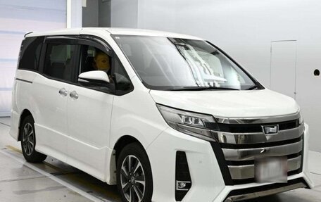 Toyota Noah III, 2019 год, 1 905 000 рублей, 1 фотография