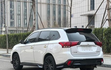 Mitsubishi Outlander III рестайлинг 3, 2022 год, 2 130 000 рублей, 5 фотография