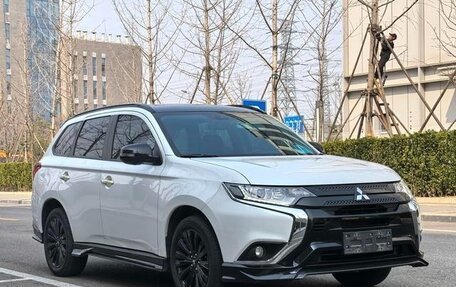 Mitsubishi Outlander III рестайлинг 3, 2022 год, 2 130 000 рублей, 3 фотография