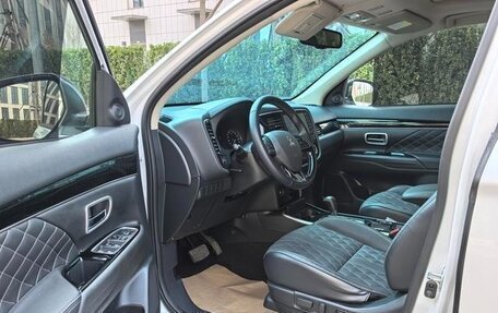 Mitsubishi Outlander III рестайлинг 3, 2022 год, 2 130 000 рублей, 10 фотография