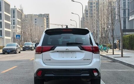 Mitsubishi Outlander III рестайлинг 3, 2022 год, 2 130 000 рублей, 8 фотография