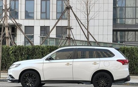 Mitsubishi Outlander III рестайлинг 3, 2022 год, 2 130 000 рублей, 6 фотография