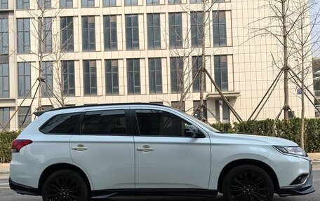 Mitsubishi Outlander III рестайлинг 3, 2022 год, 2 130 000 рублей, 7 фотография